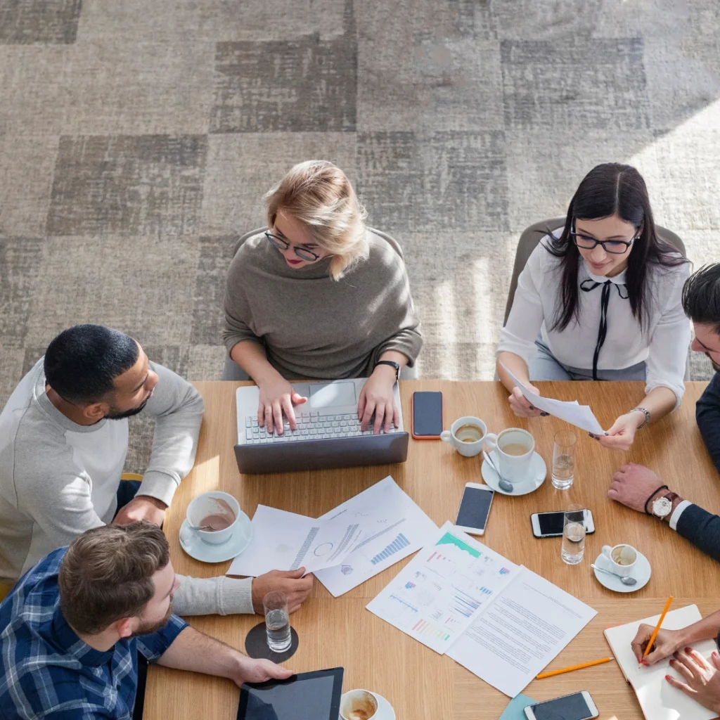 représentation d’une équipe travaillant sur des projets professionnels.