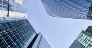 Plusieurs tours vitrées vues en contre-plongée sur fond de ciel bleu, illustrant un schéma directeur immobilier